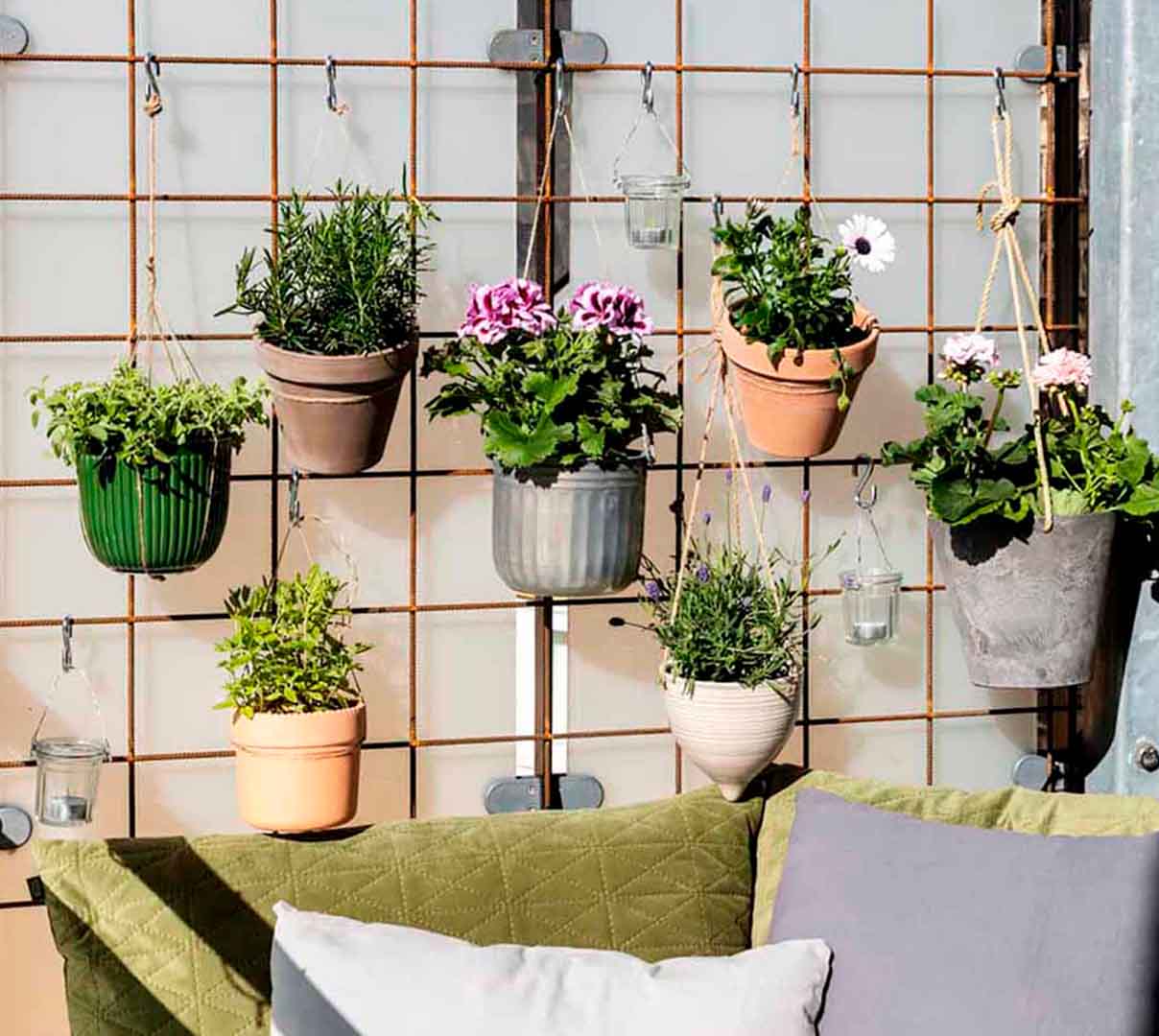 DIY-guide: Gør din altan forårsklar med en hjemmelavet plantevæg | Nørrebro Bycenter